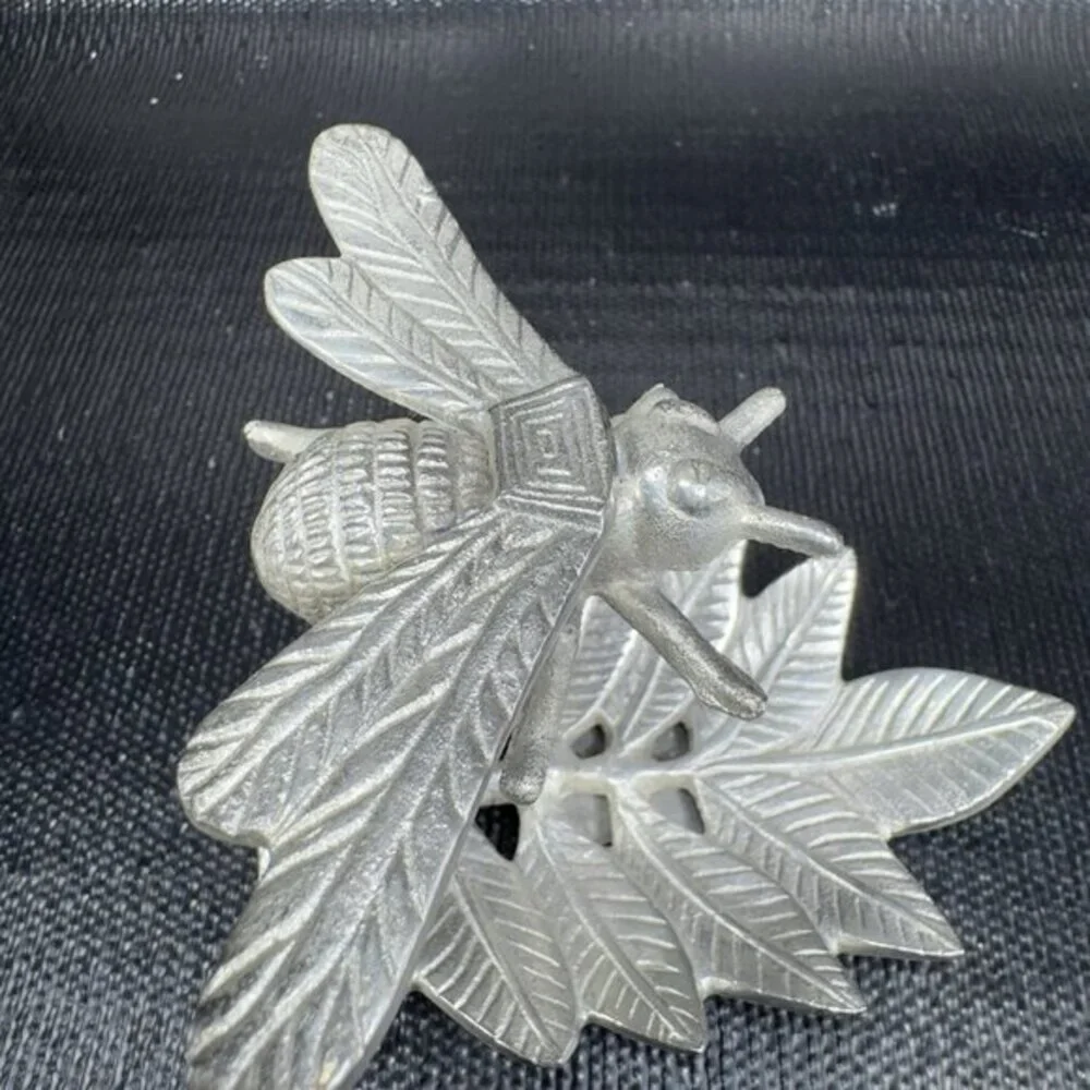 Vintage Queen Bee Wall Having Wall Decor Metal Wall Art Set 2 Bee On Leafs Decor